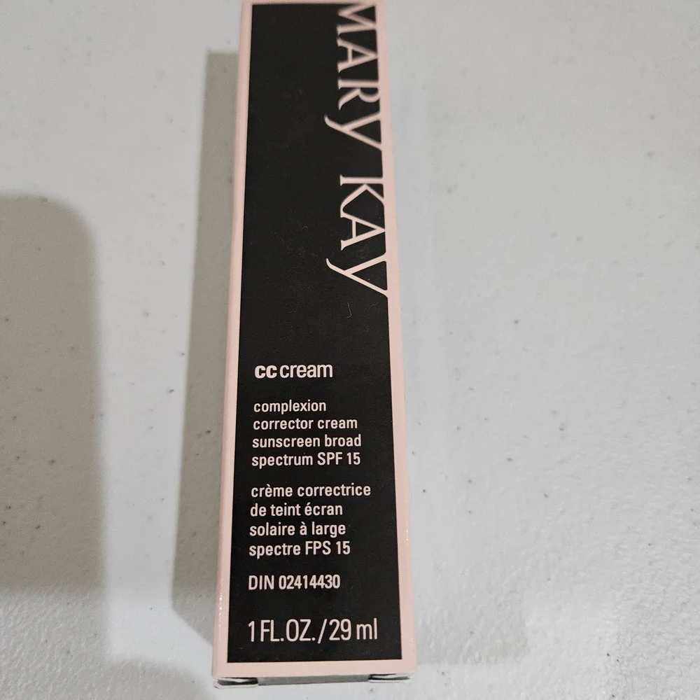 Mary Kay CC Cream - Broad Spectrum SPF 15 COLOR Deep - Picture 3 of 9